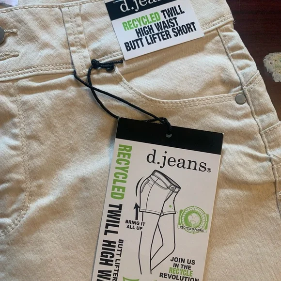 D. Jeans Women's Cream High Waist Shorts NWT butt lifter size 10 - Picture 4 of 4